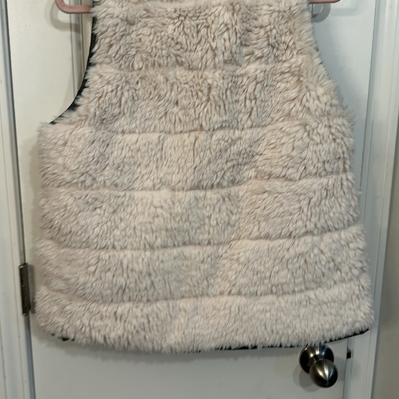 Tuckernuck Reversible Green Faux Leather and Sherpa Vest Size Medium - Picture 8 of 14